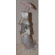 Femme à l'ombrelle en porcelaine de