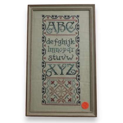  Tableau au point de croix "Alphabet" sur  Moinat SA  - Antiquités décoration