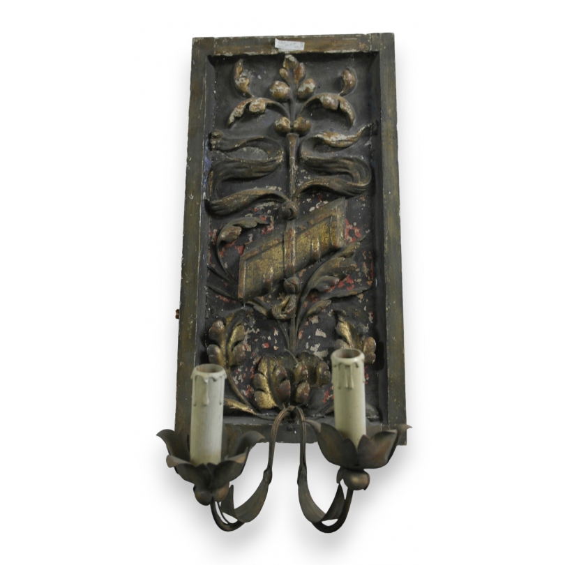 Applique en bois sculpté