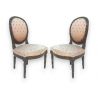 Paire de chaises Louis XVI médaillon.