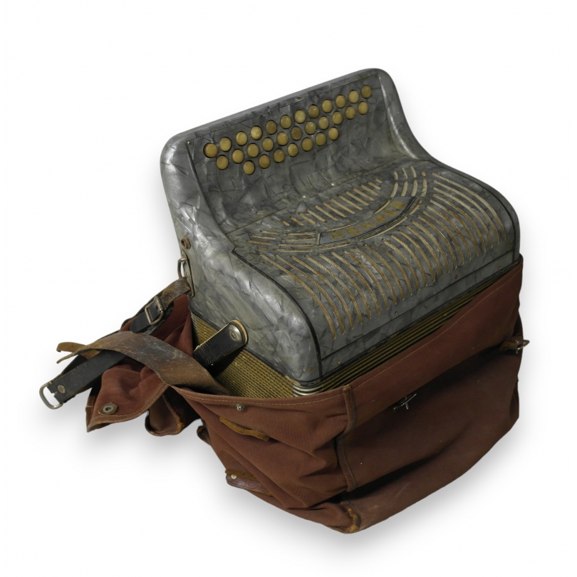  Accordéon Hohner (en l'état) sur  Moinat SA  - Antiquités décoration