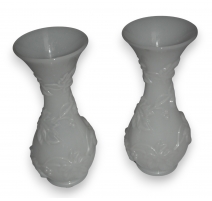 Paire de vases en opaline blanche