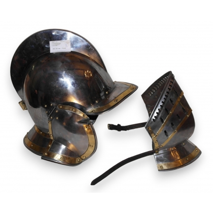 Casque d\'armure en fer forgé