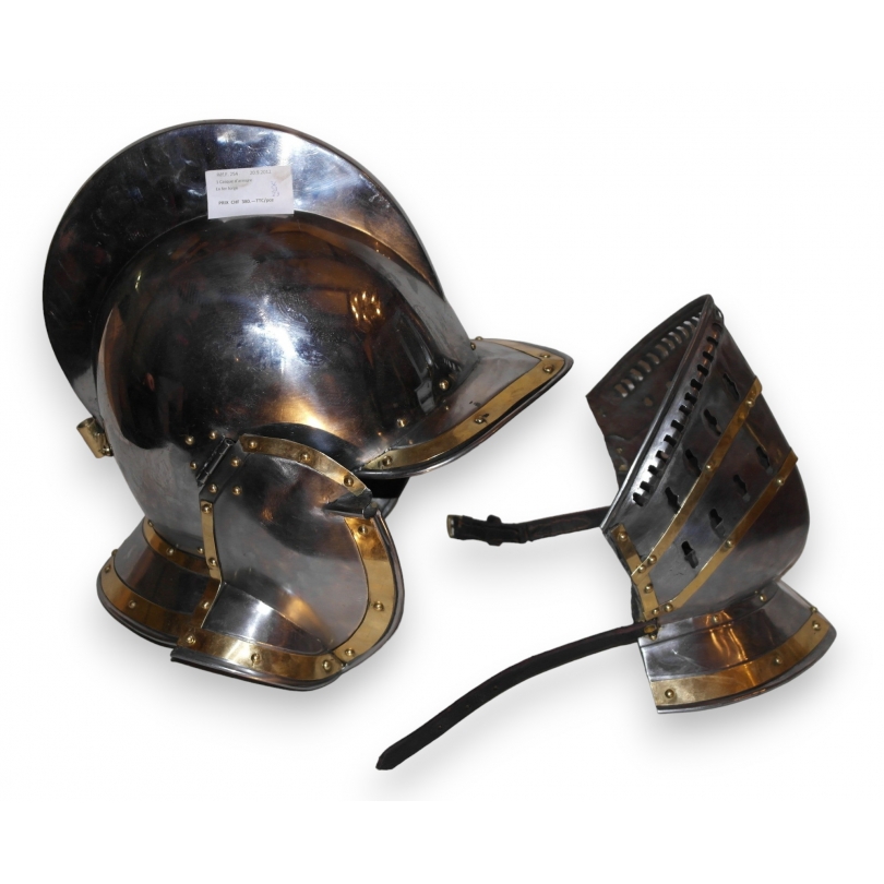 Casque d\'armure en fer forgé
