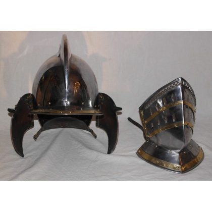 Casque d\'armure en fer forgé