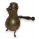 Cafetière en laiton à manche en bois