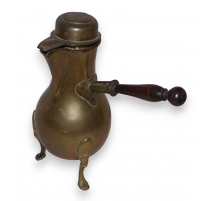 Cafetière en laiton à manche en bois