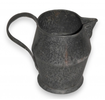Pot à eau en étain poli et patiné