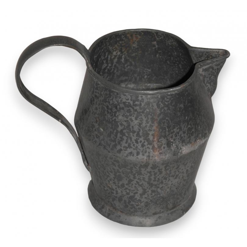 Pot à eau en étain poli et patiné