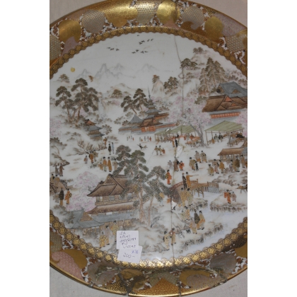 Japanese Satsuma porcelain dish (at Moinat SA – Antiques and Decor)