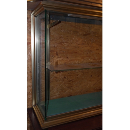  Vitrine en laiton avec rayons en verre sur  Moinat SA  - Antiquités décoration
