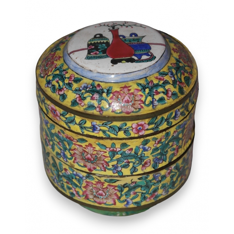 Petite boîte à trois étages émaillée