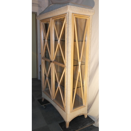  Vitrine en rotin "provençale" sur  Moinat SA  - Antiquités décoration