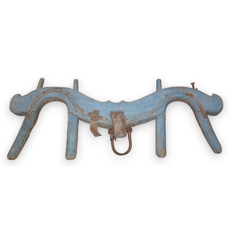 Yoke painted blue at  Moinat SA  - Antiques and home décor