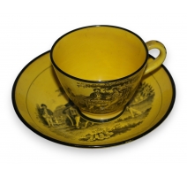 Tasse et sous-tasse en faïence jaune de