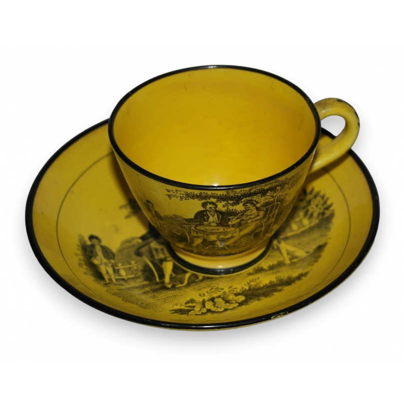 Tasse et sous-tasse en faïence jaune de