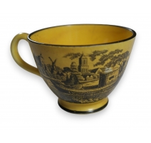 Tasse en faïence jaune de Joseph SEWELL
