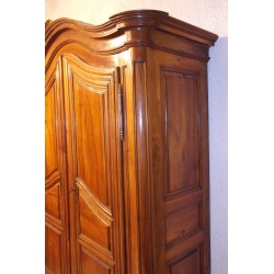  Armoire à chapeau de gendarme sur  Moinat SA  - Antiquités décoration