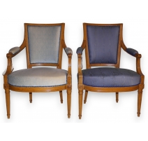 Paire de fauteuils Louis XVI en noyer,