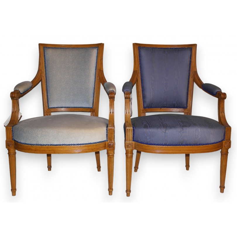 Paire de fauteuils Louis XVI en noyer,