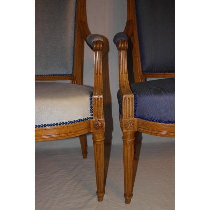 A pair of Louis XVI armchairs in walnut, from  Moinat SA  - Antiques and home décor