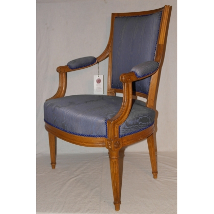 A pair of Louis XVI armchairs in walnut, from  Moinat SA  - Antiques and home décor