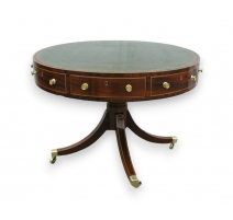 Table tambour. Dessus cuir vert.