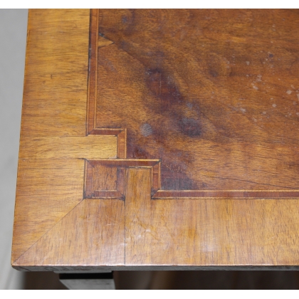  Petite table carrée avec filet de sur  Moinat SA  - Antiquités décoration