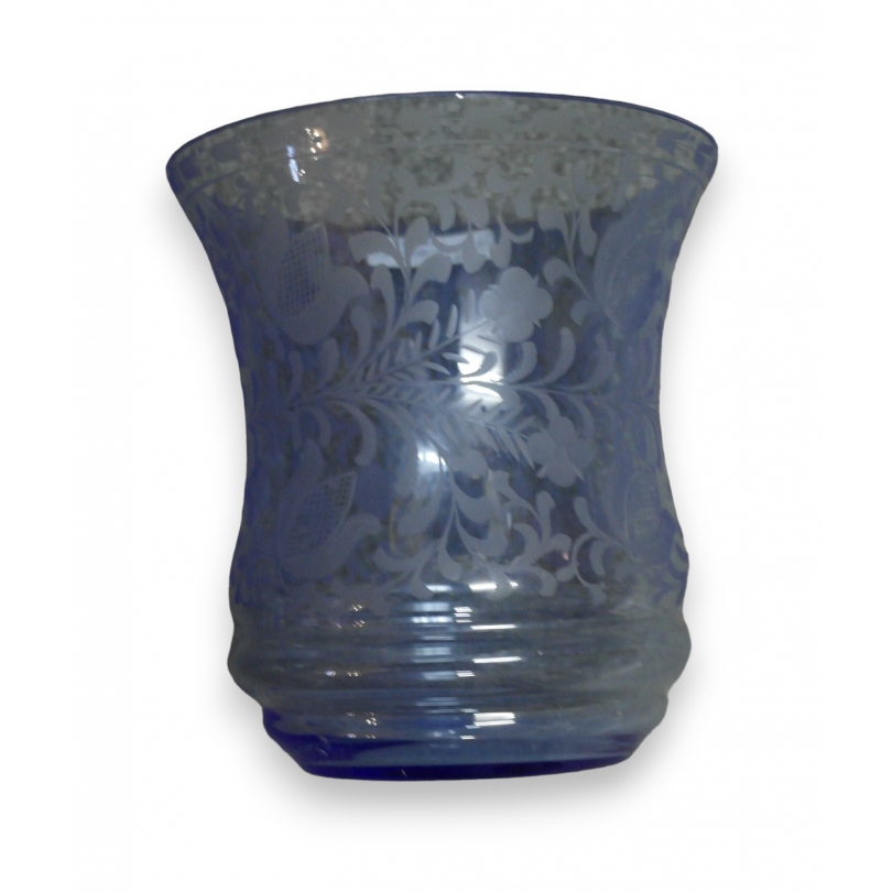 Vase en cristal bleu taillé