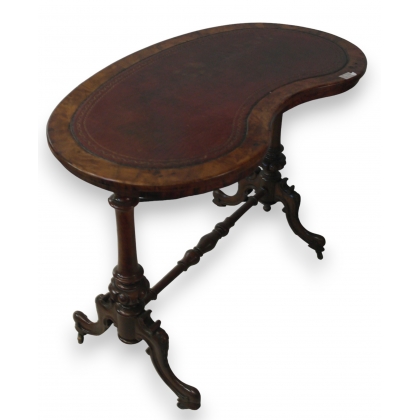  Table rognon, dessus cuir rouge sur  Moinat SA  - Antiquités décoration