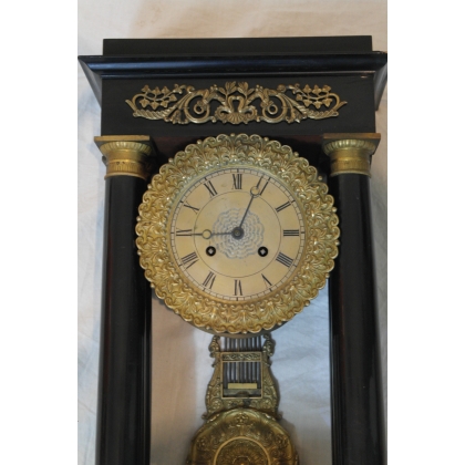 Empire-style clock with wooden columns at  Moinat SA  - Antiques and home décor