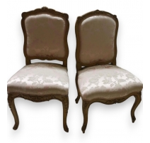 Suite de 2 chaises Louis XV dont une estampillée