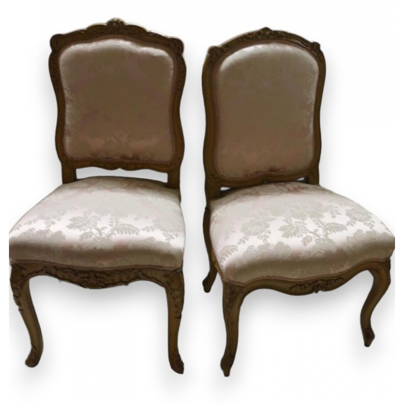 Suite de 2 chaises Louis XV dont une estampillée