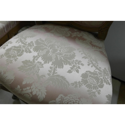 Suite de 2 chaises Louis XV dont une estampillée