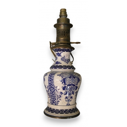  Lampe à huile en faïence de Delft sur  Moinat SA  - Antiquités décoration