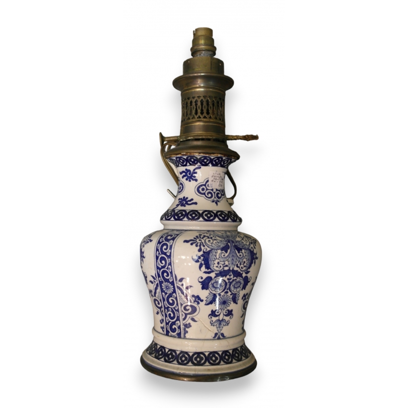  Lampe à huile en faïence de Delft sur  Moinat SA  - Antiquités décoration