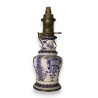  Lampe à huile en faïence de Delft sur  Moinat SA  - Antiquités décoration