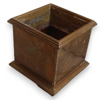 Jardinière en laiton repoussé signée