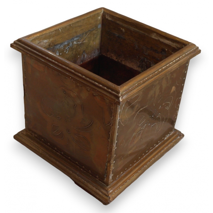 Jardinière en laiton repoussé signée