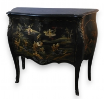 Commode laque noir décor chinois.