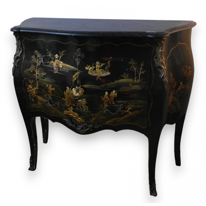 Commode laque noir décor chinois.