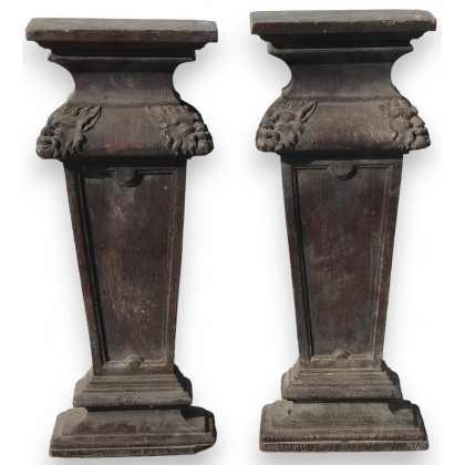 Paire de colonnes en bois sculpté noirci