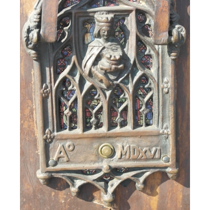 Panneau de porte avec heurtoir en