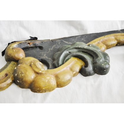 Élément en bois sculpté polychrome