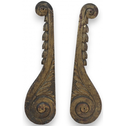 Paire d\'éléments en bois sculpté doré