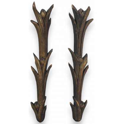 Paire d\'éléments en bois sculpté doré