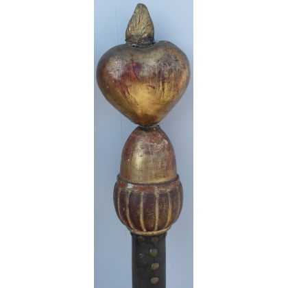 Paire de crosses en bois sculpté et doré