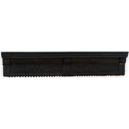 Fronton en bois sculpté, daté 1649