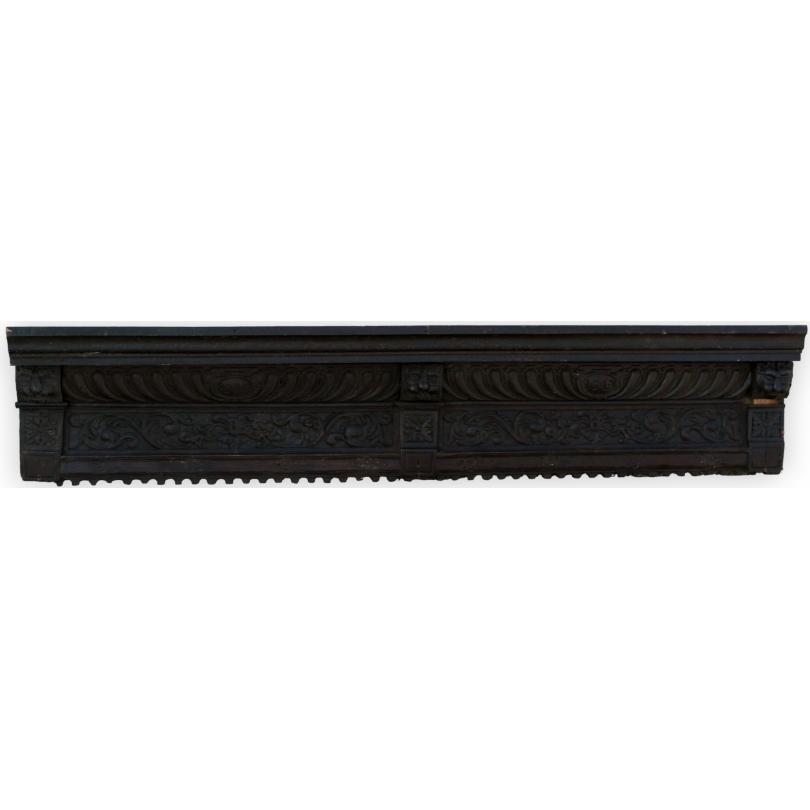 Fronton en bois sculpté, daté 1649