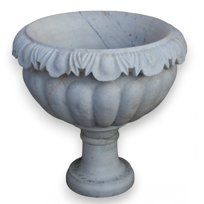 White marble urn, carved by Moinat SA – Antiques and home décor